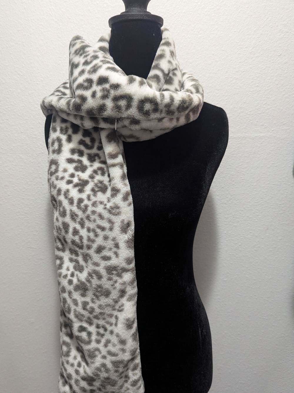 Plush Leopard Print Scarf in White and Gray
